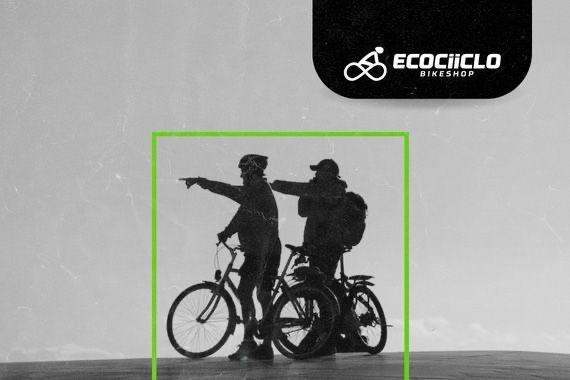 Organizador de evento de ciclismo usando um tablet